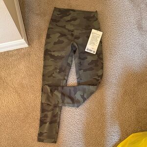 Lulu Wunder Train Crop 23”Leggings - Olive Camo NWT, Size 4